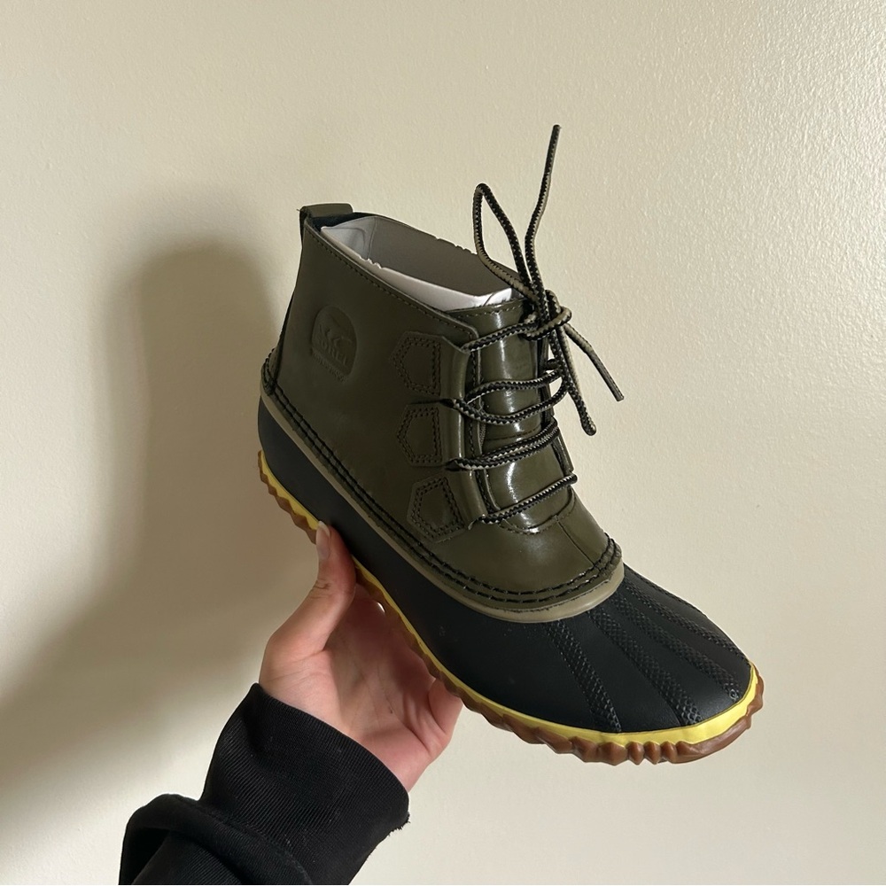 NIB sorel out and about rain boots in nori